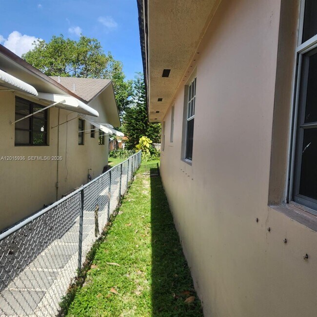 Building Photo - 2018 SW 58th Ct