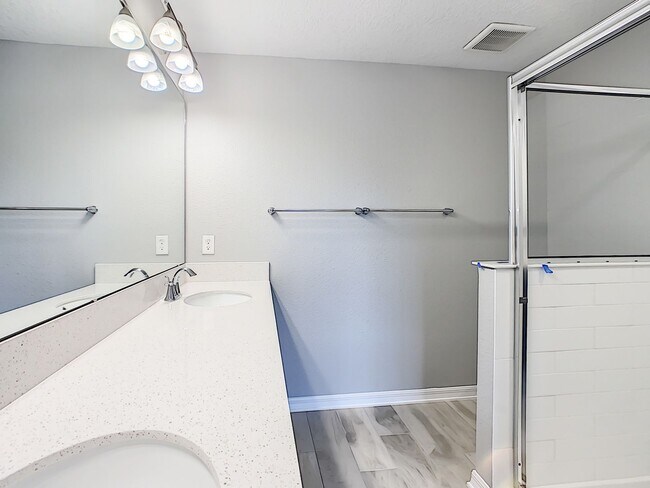 Building Photo - Stylish 3-Bedroom Townhome in Gated Sanfor...