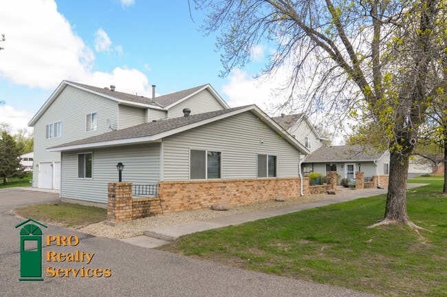 Building Photo - 2 Bedroom Townhome in Oakdale