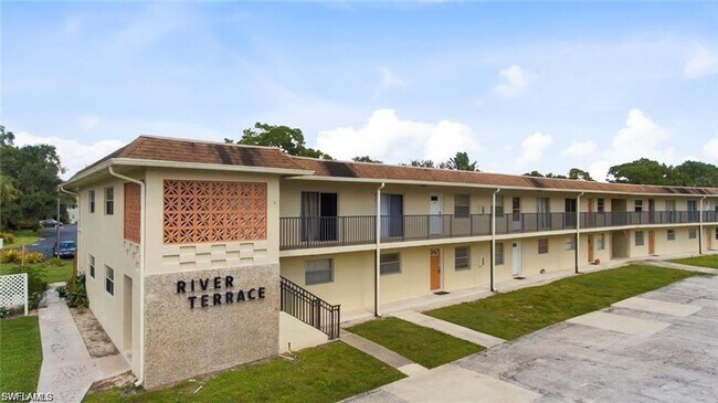 Building Photo - 2/2 Condo close to downtown Bonita