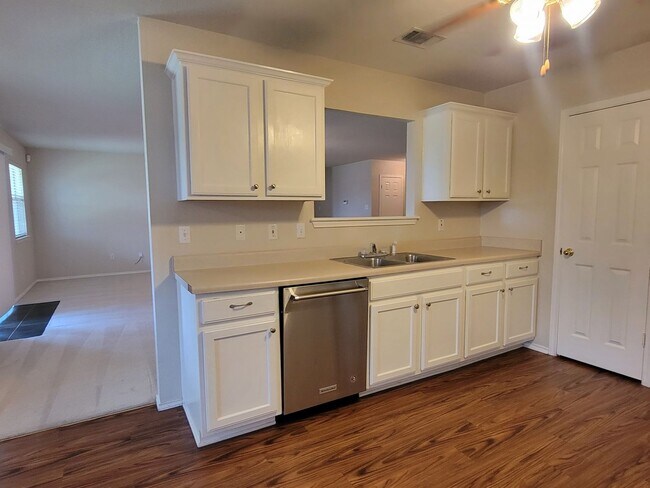 Building Photo - 4 Bedroom, 2 Bathroom House in Killeen wit...