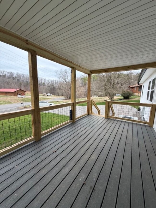 Building Photo - Walland 37886 - Fully remodeled 3 bedroom, 2 bath home located in the foothills of the Smoky Moun...