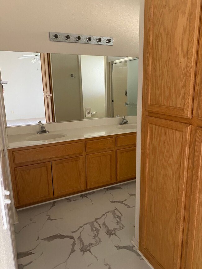 Building Photo - Beautiful Santa Nella Rental