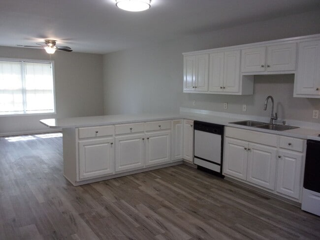 Building Photo - Recently Renovated 2 Bedroom 1 1/2 Bath To...