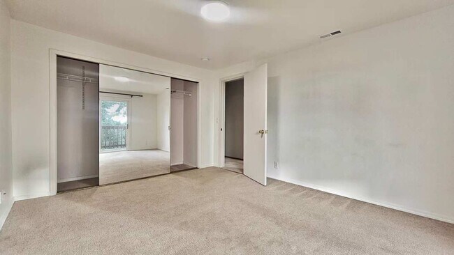 Building Photo - Charming 3 Bed 1.25 Bath Home in Skyway with a great view of Mt Rainier