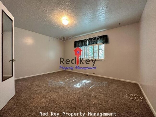 Building Photo - Country Club Dr. Single Family Home