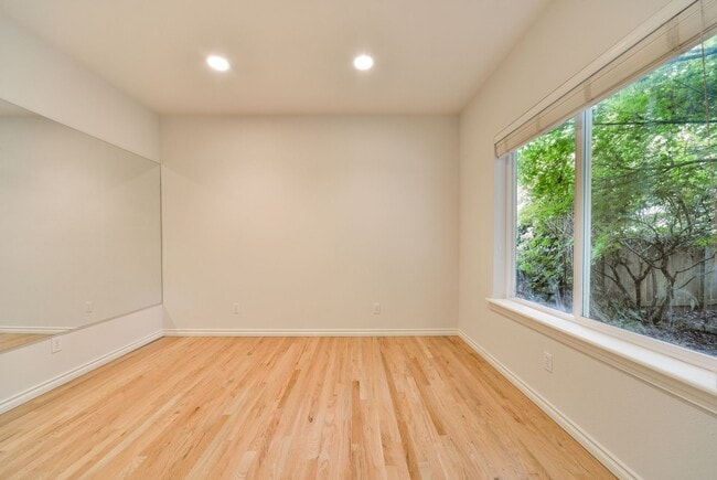 Building Photo - Nice 5 Bed / 2.5 bath house for rent in Kenmore.