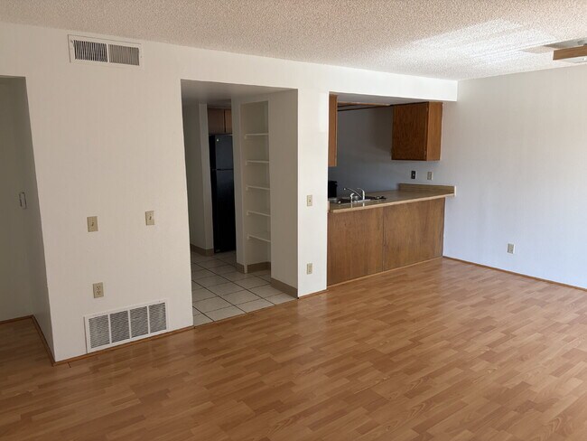 Building Photo - "Charming 1-Bedroom Condo Retreat with Fireplace and Washer and Dryer in Aurora's Apple Tree East...