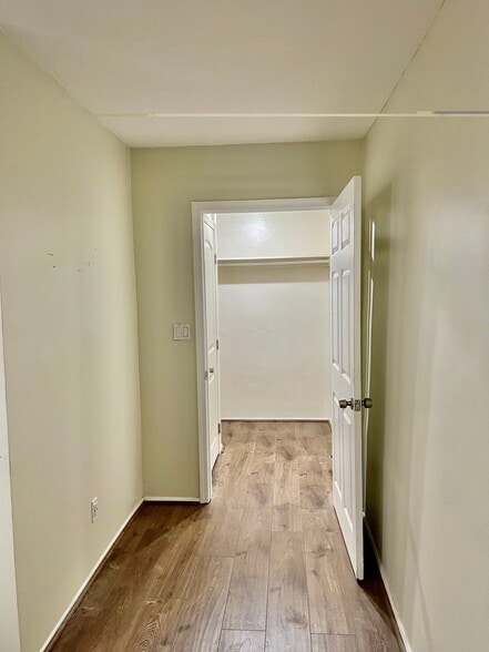 Dressing area - 4580 55th St