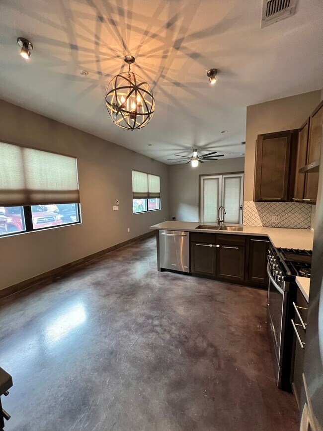 Building Photo - Gorgeous Condo minutes from The Pearl