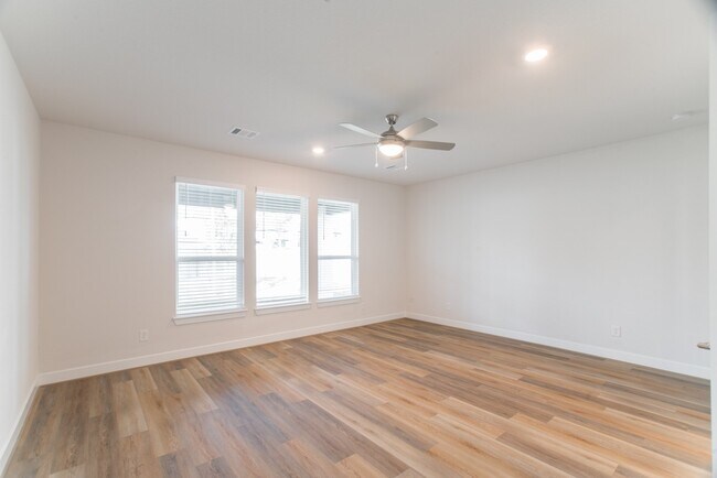 Building Photo - 11 Mariposa Wds Dr