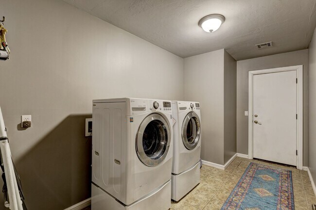 Building Photo - Luxury home in Oak Tree Park with a pool/tennis court/playground/walking trails - Edmond North Hi...