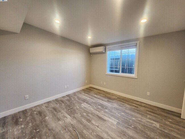 Building Photo - 981 Marylin Ave