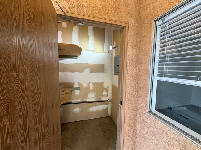 Building Photo - FRESHLY REMODELED!