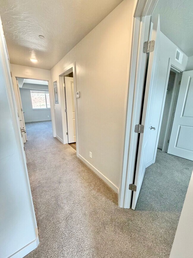 Building Photo - 2 Bed Lone Rock Condo!