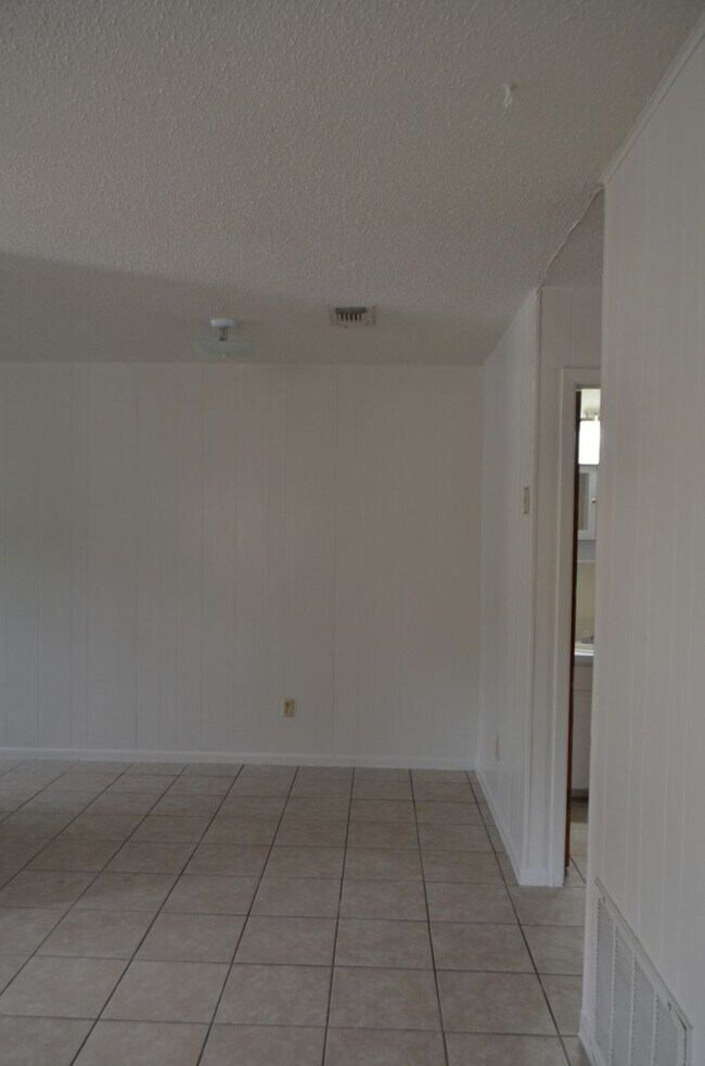 Building Photo - 303 E Avenue A