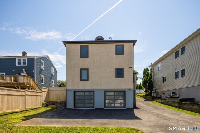 Building Photo - 106 Henry St