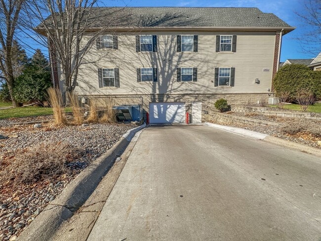 Building Photo - 8449 Forestview Ln N