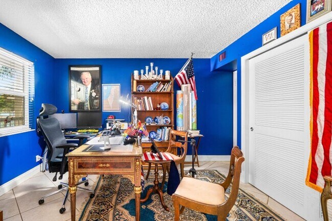 Building Photo - 374 Golfview Rd