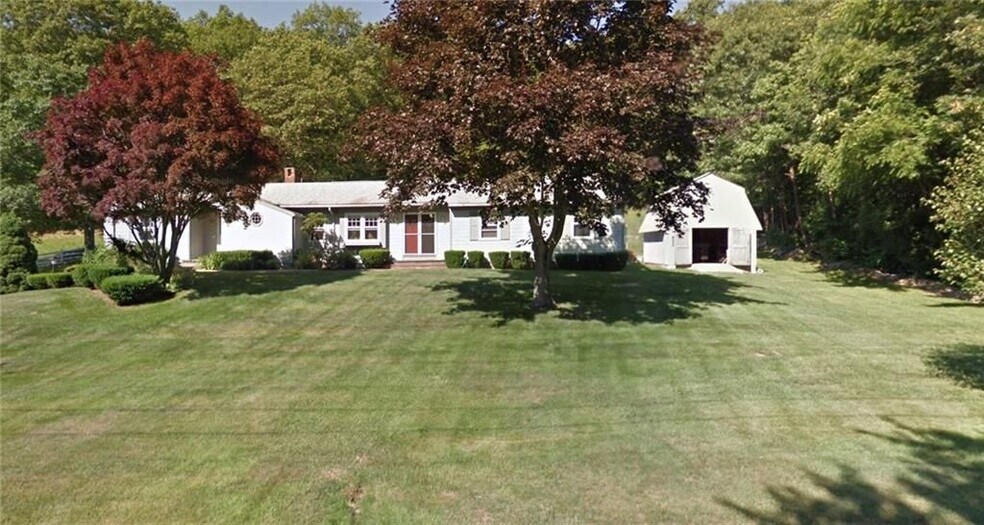 Building Photo - 256 Old County Rd