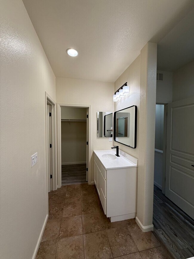 Building Photo - 566 Almaden Walk Loop