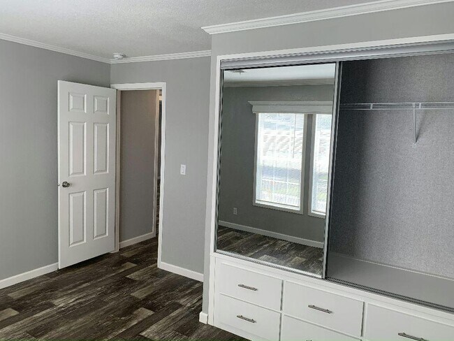 Building Photo - 419 Zeeland St