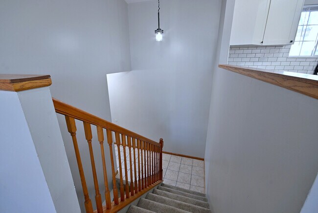 Building Photo - 19 E Pineview Dr