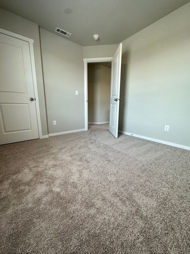 Building Photo - Stunning 4-Bedroom Pet-Friendly Home for L...