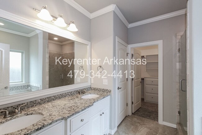 Building Photo - 3805 SW Gemstone Blvd