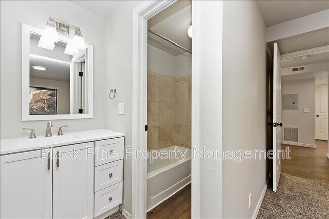 Building Photo - 3675 S Gekeler Ln