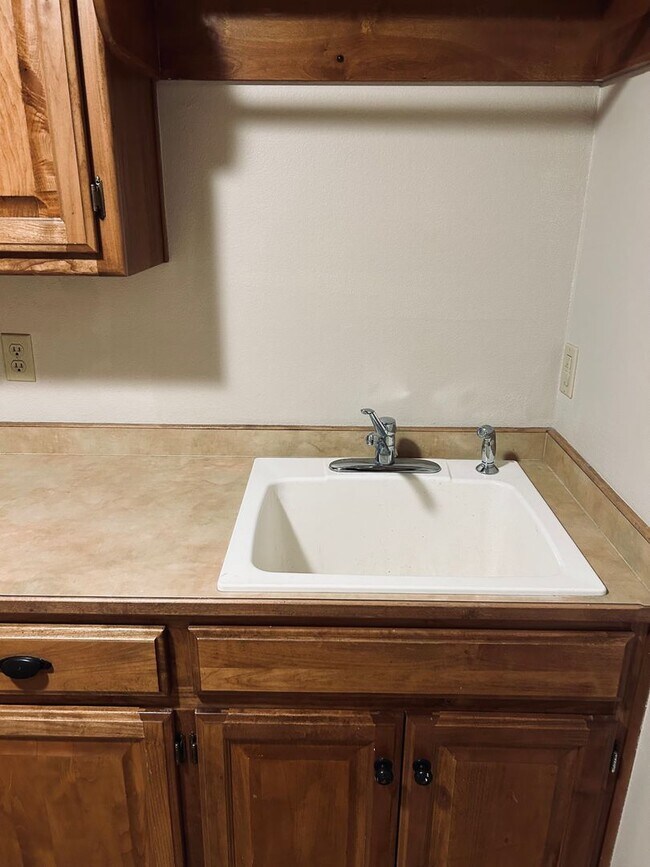 Building Photo - Gorgeous Home Located on Rivercut Golf Cou...