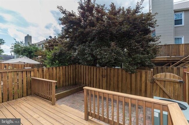 Building Photo - Two Primary Suite Townhouse