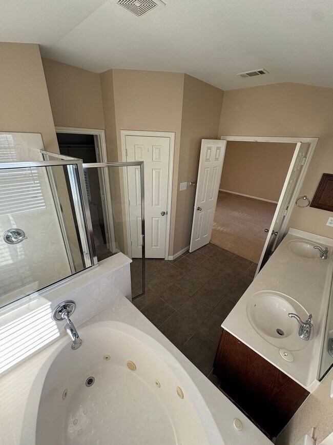 Building Photo - AVAILABLE NOW!