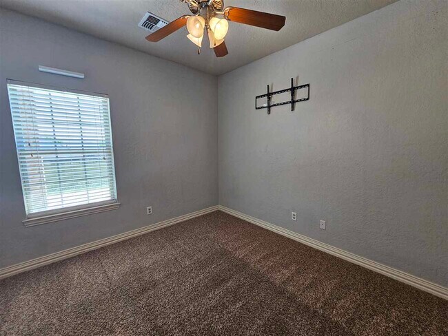 Building Photo - 6 NE Summerwood Dr