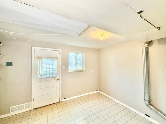 Building Photo - 387 S Queen Cir