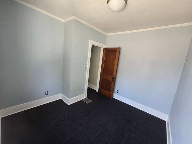 2nd bed - 1019 Widdicomb Ave NW