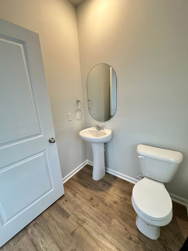 Building Photo - 4 Br/2.5 Bth in The Watergrass Community