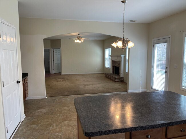 Building Photo - Large Home on Cul-de-sac