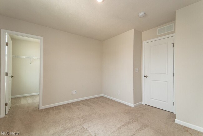 Building Photo - 472 Roberta Dr