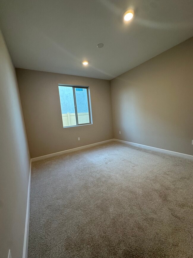 Building Photo - 2055 Woolem Pl