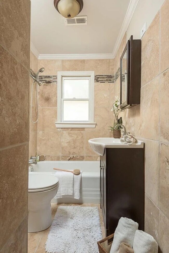 Building Photo - Cozy 2BR Home —1 minute from North Shore /...