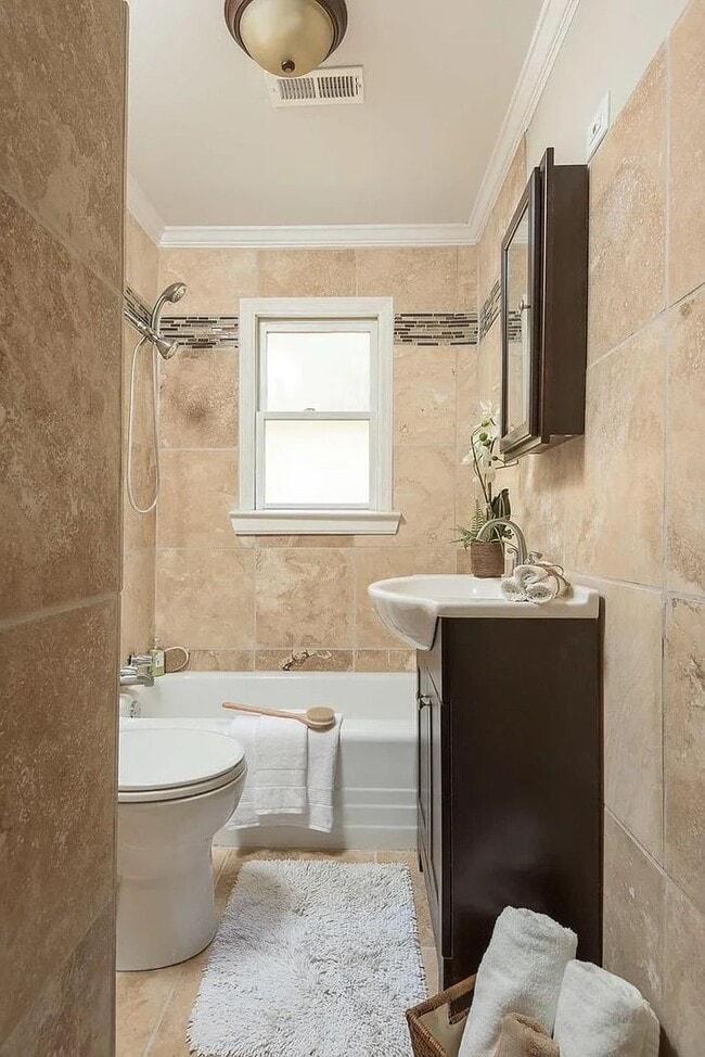 Building Photo - Cozy 2BR Home —1 minute from North Shore / Downtown