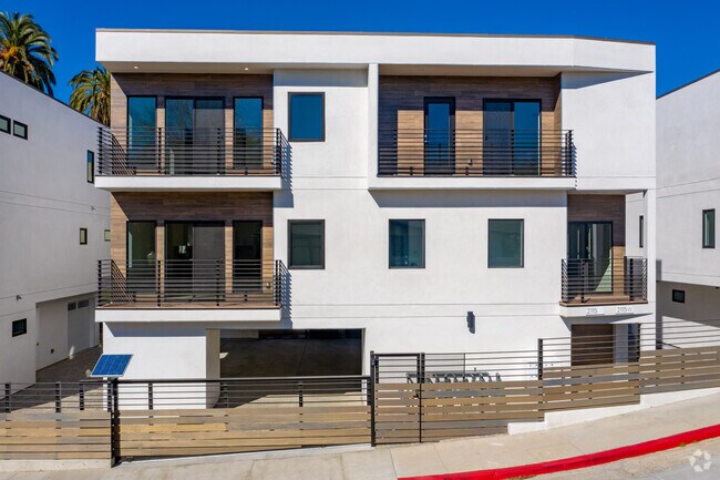 Building Photo - 2117 Beachwood Ter