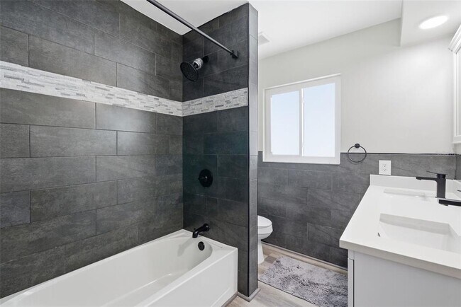 Building Photo - 2465 Brentwood Dr