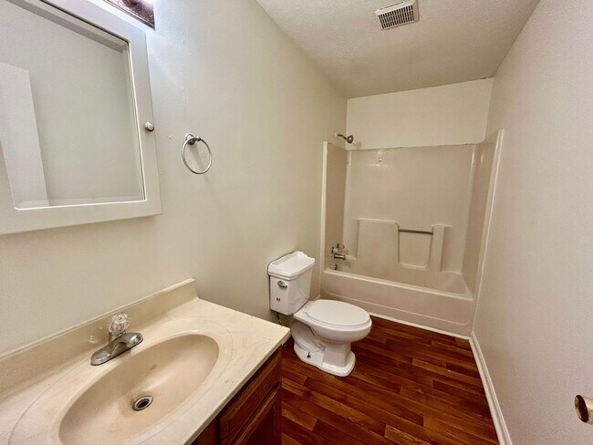 Building Photo - MAC190