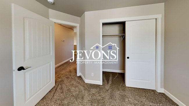 Building Photo - Spacious duplex with master bedroom, backy...
