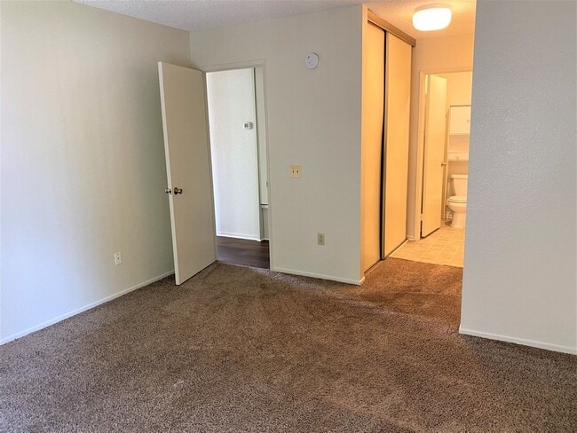 Building Photo - Mira Mesa Top Floor Dual Master Condo!