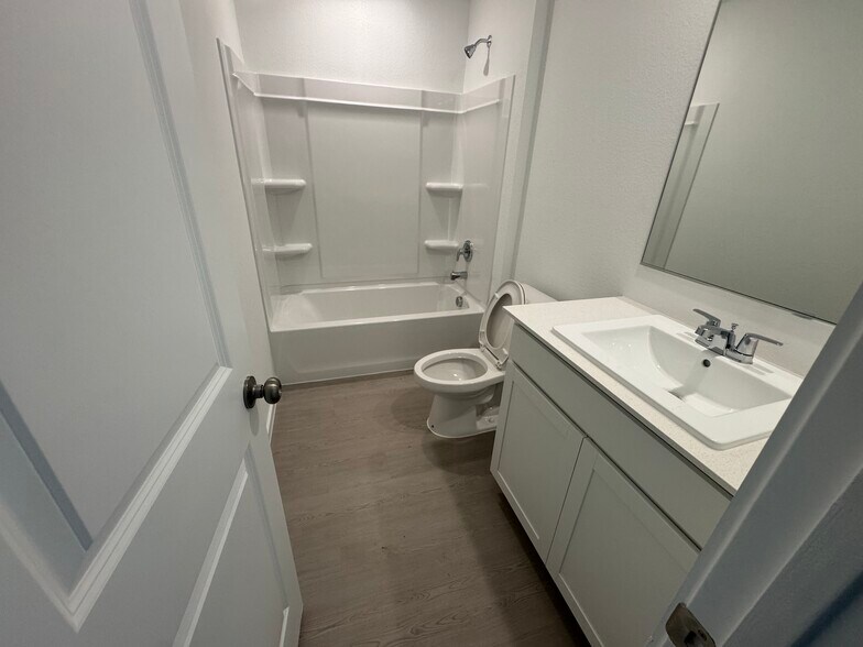 Guest Bathroom - 14138 Lampard St