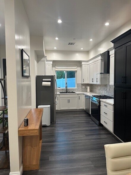 Building Photo - 15752 Royal Ridge Rd