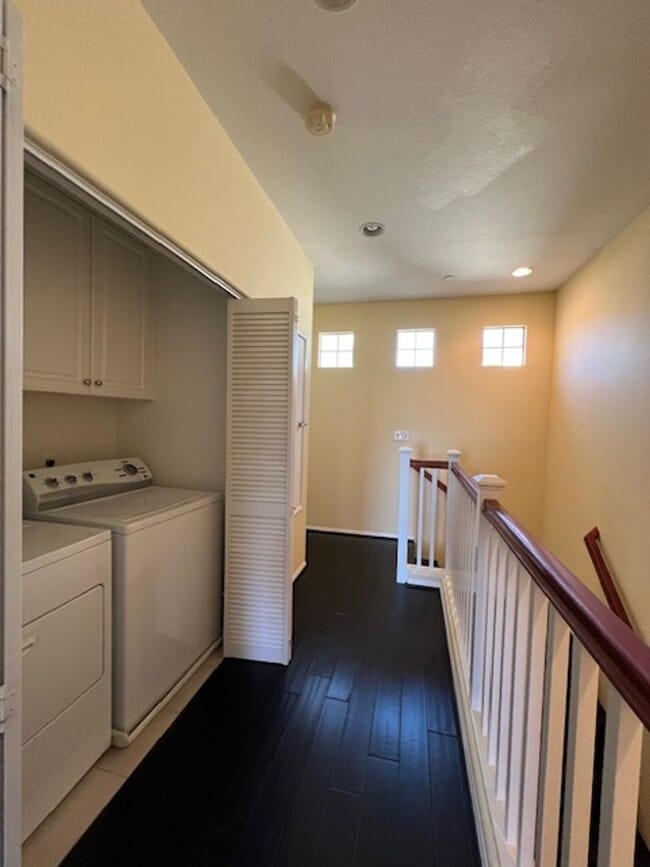Building Photo - Beautiful 2 Bedroom, 2 1/2 Bathroom Porter Ranch Townhome! Ready for Move In!